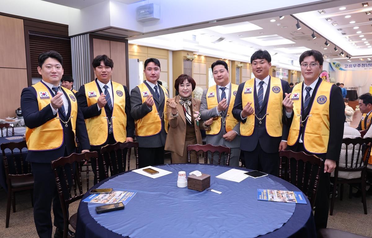 국제라이온스협회 355-B3지구 고흥우주청년 L.C 헌장전수 및 회장 이취임식 첨부이미지 : 2025.12.23 국제라이온스협회 355-B3지구 고흥우주청년 L.C 헌장전수 및 회장 이취임식 (4).JPG