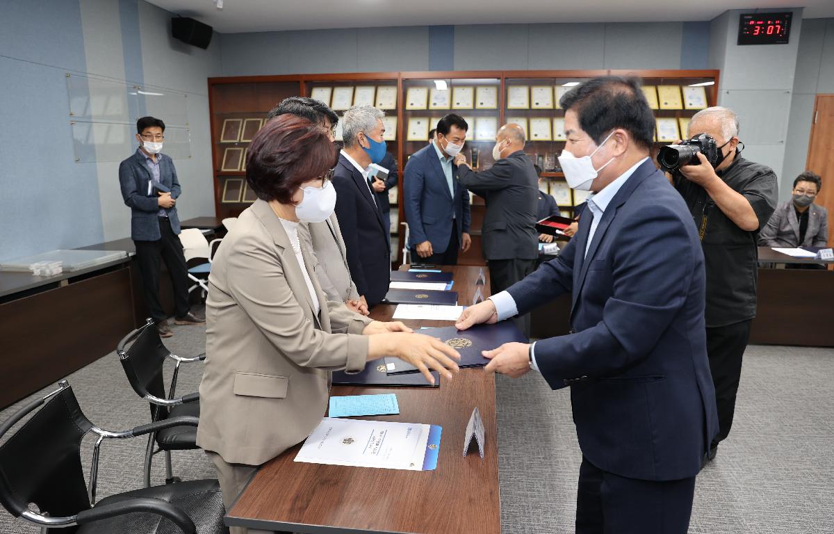 제20기 지역대표 자문위원 위촉장 전수식 첨부이미지 : KakaoTalk_20220811_162129246_01.jpg