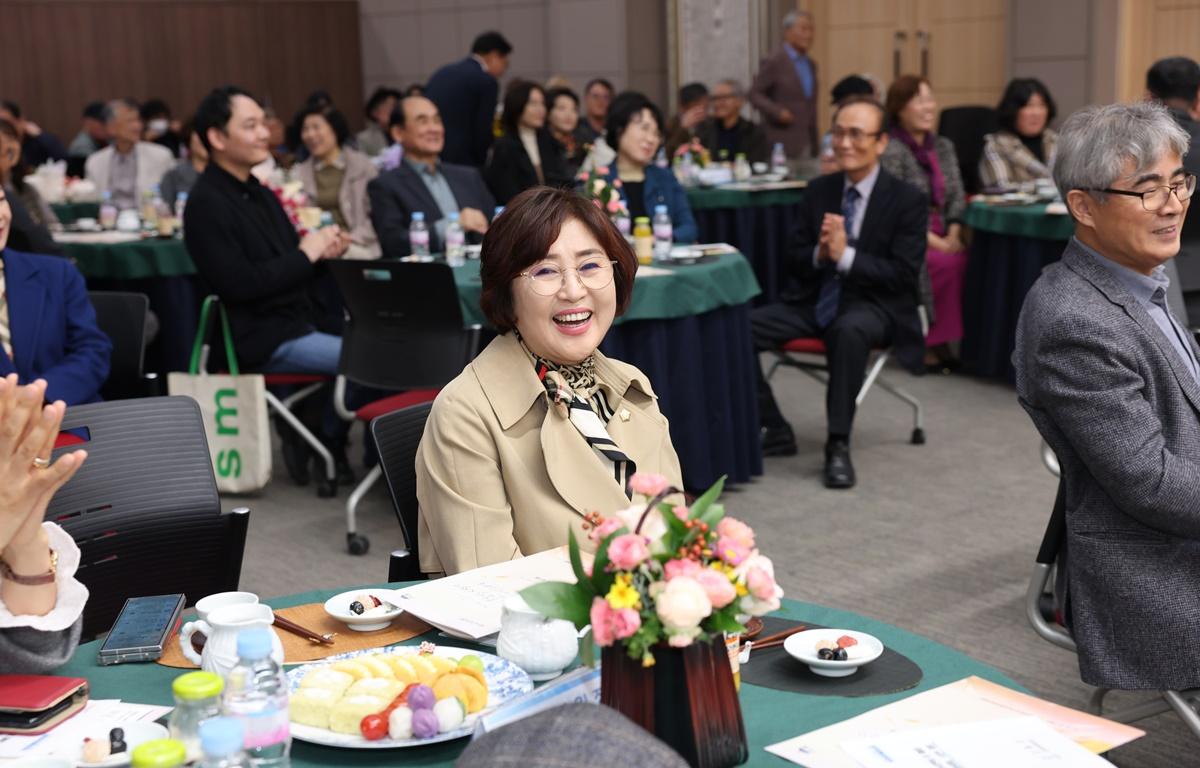 제9회 송수권시문학상 및 제6회 송수권시낭송대회 시상식 첨부이미지 : 2025.10.31 제9회 송수권시문학상 및 제6회 송수권시낭송대회 시상식 (1).JPG