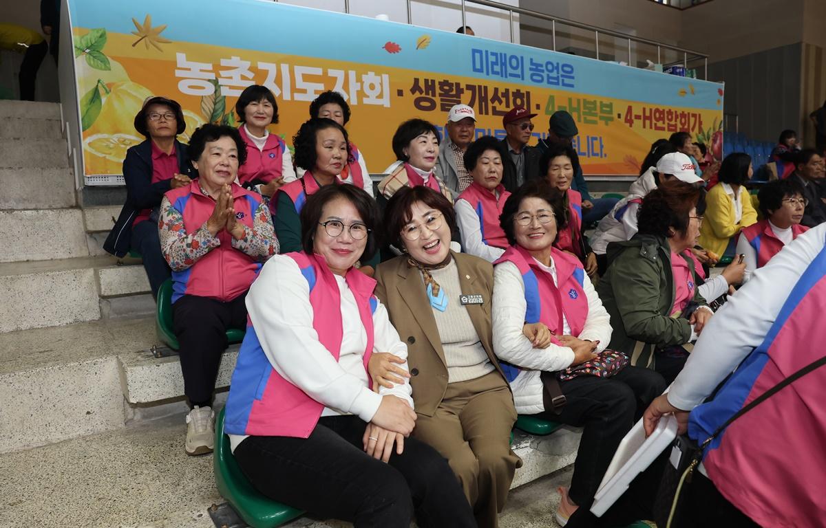 제18회 고흥군농업인학습단체 농촌사랑 한마음대회 첨부이미지 : 2025.11.4 제18회 고흥군농업인학습단체 농촌사랑 한마음대회 (3).JPG