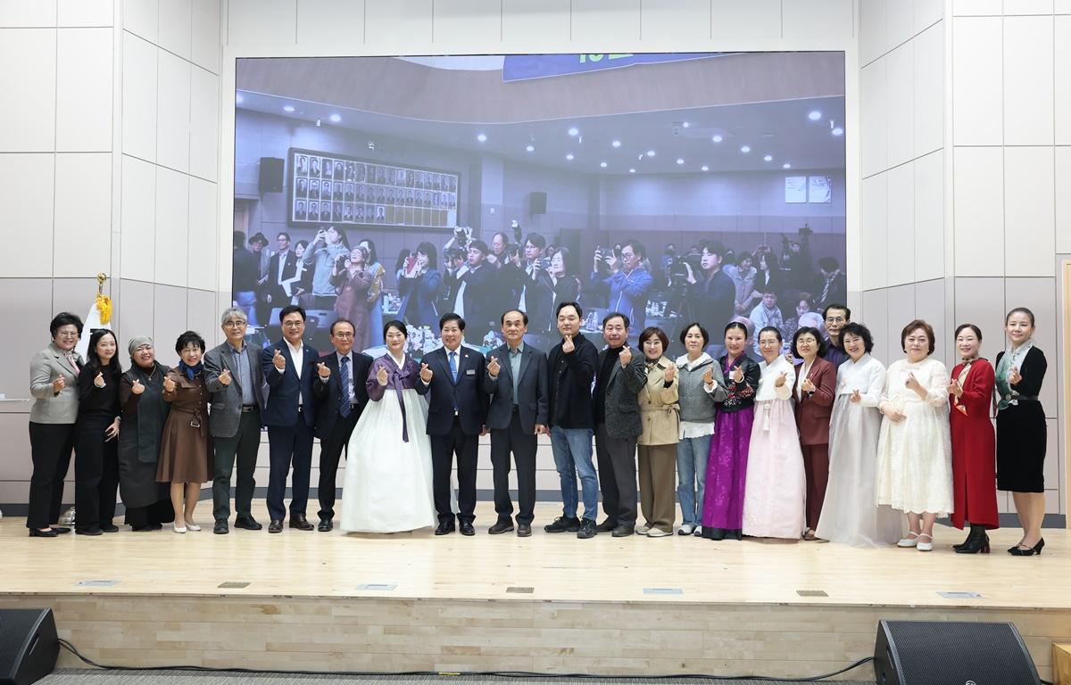 제9회 송수권시문학상 및 제6회 송수권시낭송대회 시상식 첨부이미지 : 2025.10.31 제9회 송수권시문학상 및 제6회 송수권시낭송대회 시상식 (5).JPG