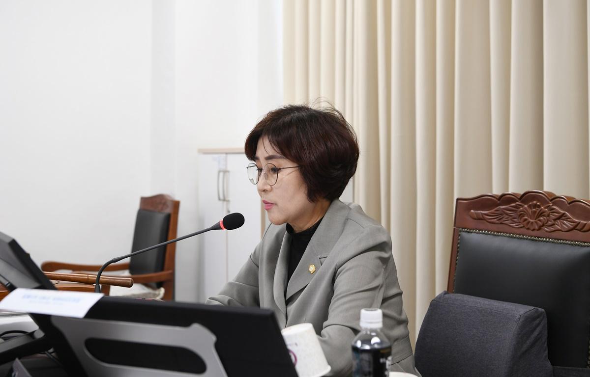 제341회 고흥군의회 임시회 제1차 행정자치위원회 첨부이미지 : 2025.10.15 제341회 고흥군의회 임시회 제1차 행정자치위원회 (8).JPG