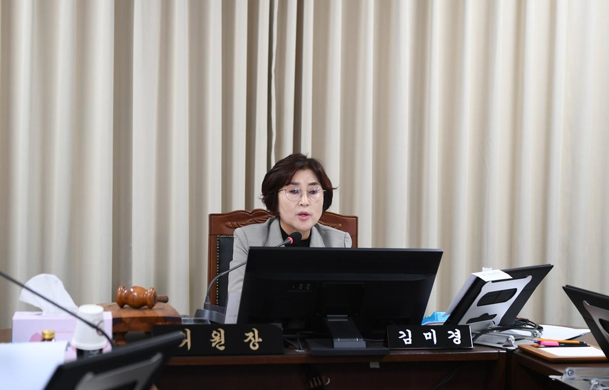 제341회 고흥군의회 임시회 제1차 행정자치위원회 첨부이미지 : 2025.10.15 제341회 고흥군의회 임시회 제1차 행정자치위원회 (1).JPG