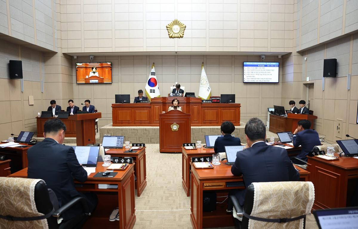 제335회 고흥군의회 임시회 제2차 본회의 첨부이미지 : 2025.4.22 제335회 고흥군의회 임시회 제2차 본회의 (5).JPG