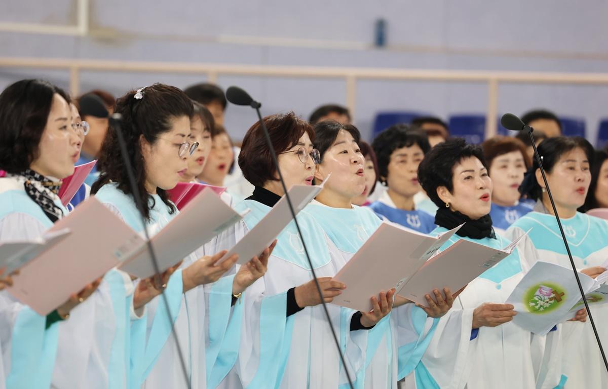 고흥군 기독교 교회연합회 제15회 부활절 연합예배 첨부이미지 : 2025.4.20 고흥군 기독교 교회연합회 제15회 부활절 연합예배 (5).JPG