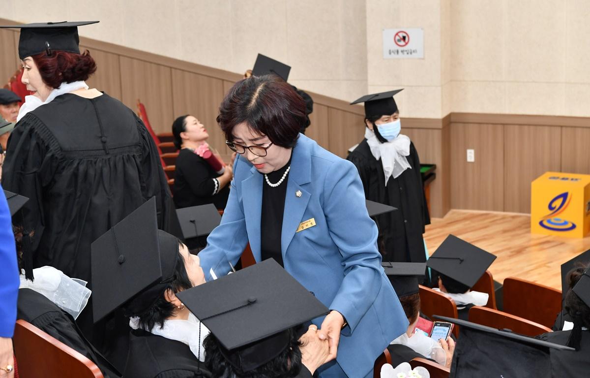 제2기 고흥군 여성대학 졸업식 첨부이미지 : 2023.10.18 제2기 고흥군 여성대학 졸업식 (64).JPG