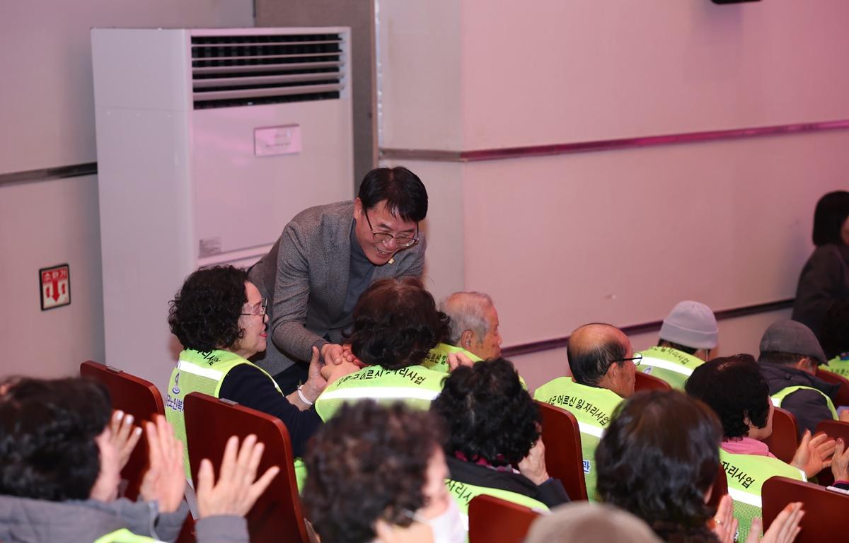 2026년 노인일자리 및 사회활동지원 사업 통합발대식 첨부이미지 : 2026.1.16 2026년 노인일자리 및 사회활동지원 사업 통합발대식 (2).JPG