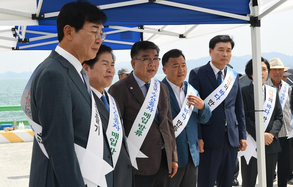 수산종자 방류 첨부이미지 : 2024.6.5 수산종자 방류 (2).JPG