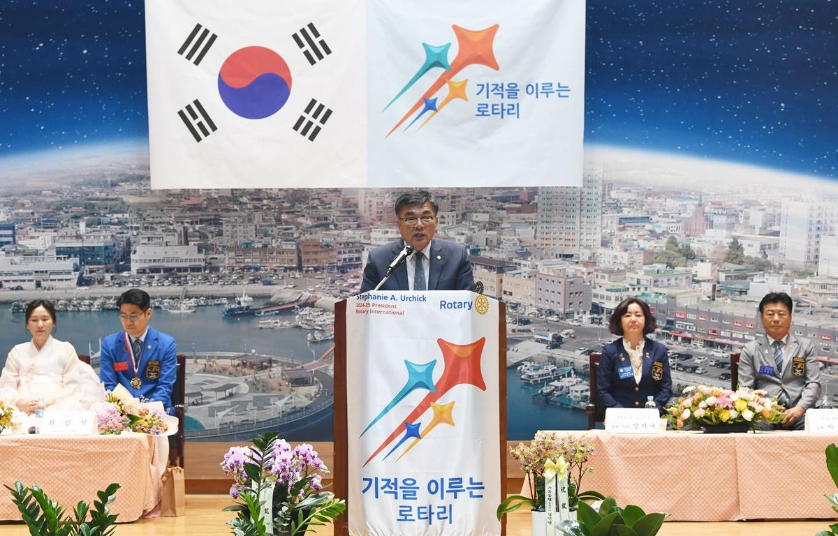 녹동 로타리클럽 2024-25년도 제 45대 회장단 및 임원 이취임식 첨부이미지 : 2024.6.7 녹동 로타리클럽 2024-25년도 제 45대 회장단 및 임원 이취임식 (1).JPG