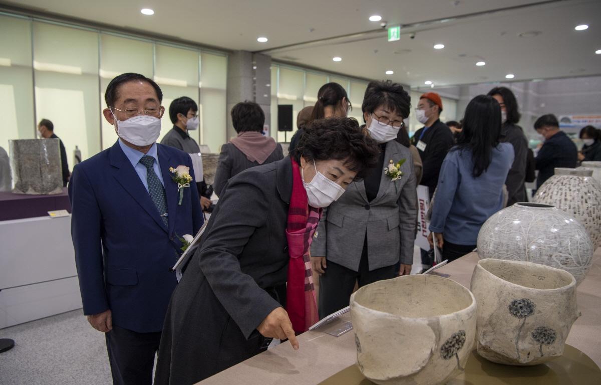제4회 고흥분청사기 공모전 시상식 첨부이미지 : 2021.10.28 제4회 고흥분청사기 공모전 시상식 _7.jpg