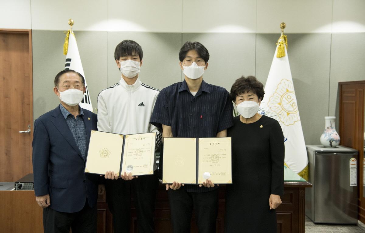 전라남도 의회의장 협의회 장학금전달  첨부이미지 : 2021.07.23전라남도 의회의장 협의회 장학금전달  (31).JPG